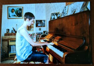 Jenny playing Richard Burton's piano in 1995